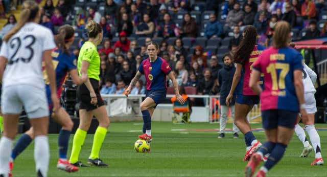 Liga F detecta un problema enquistado en el fútbol femenino español: «No ayuda al producto que tengamos árbitras de un nivel de Tercera Federación»