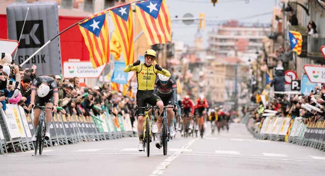 Matthew Brennan culmina su remontada imposible y Visma da el primer ‘picotazo’ de la Volta