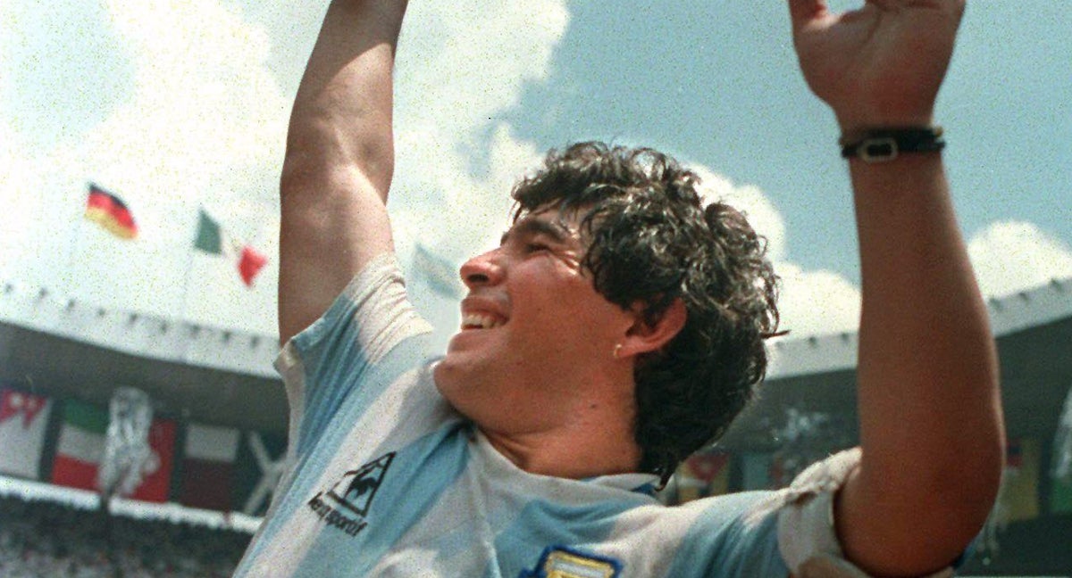 Diego Armando Maradona eleva la Copa del Mundo conquistada en México en 1986.