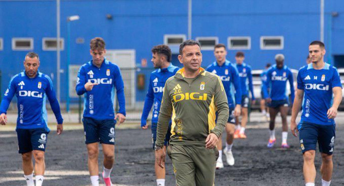 Javi Calleja, con el plantel del Oviedo el pasado mes de octubre.
