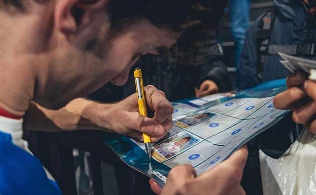 Pablo Urdangarin firma su cromo. Instagram