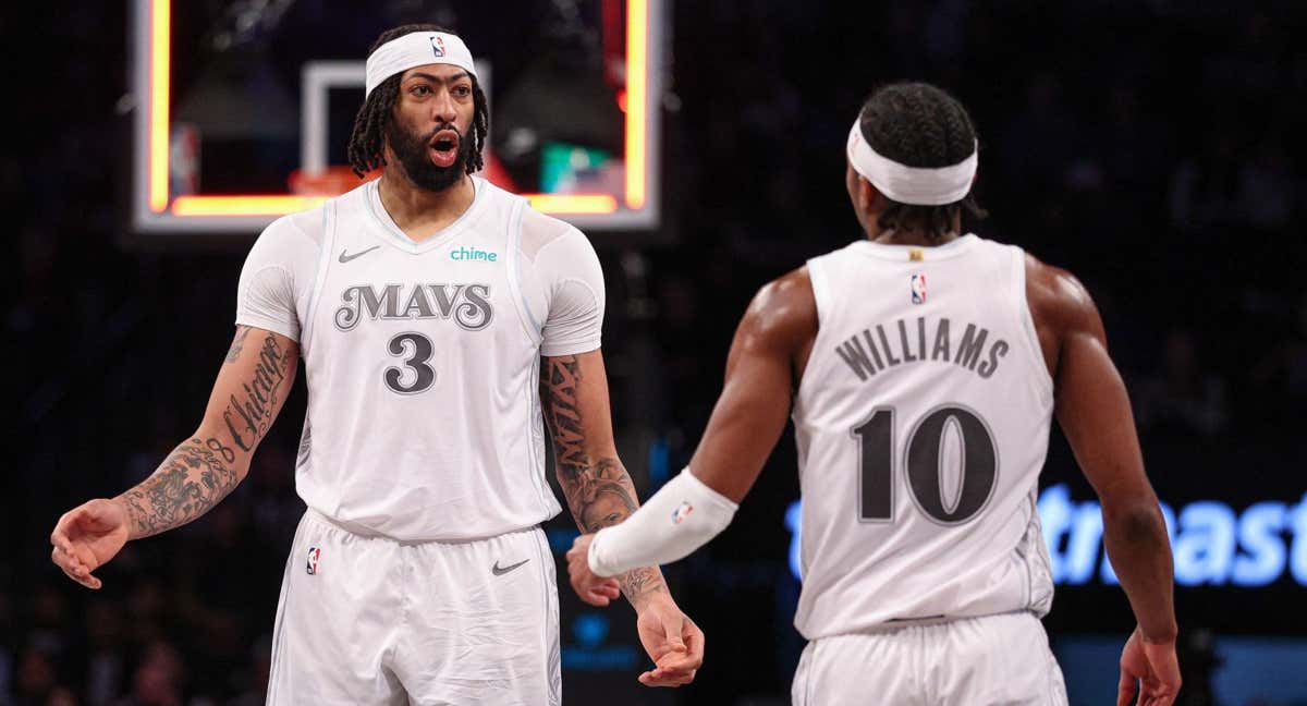 Anthony Davis en su primer partido completo con los Mavs, ante Brooklyn.