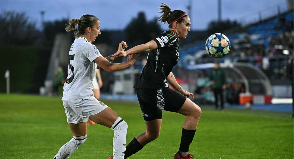 Sheila y Mariona luchando por un balón.