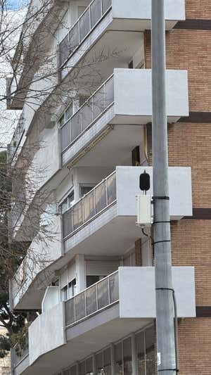 Otro sonómetro situado un una farola.  RELEVO