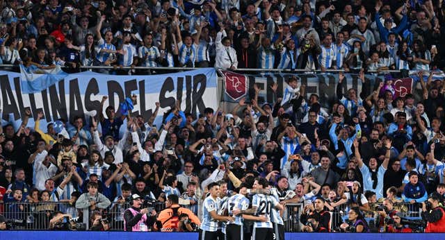 Argentina baila a Brasil en el Monumental sin Messi pero con mucho futuro