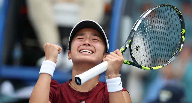 Alex Eala obra el milagro y elimina a Swiatek, su madrina en la Rafa Nadal Academy… con el tío Toni en la grada
