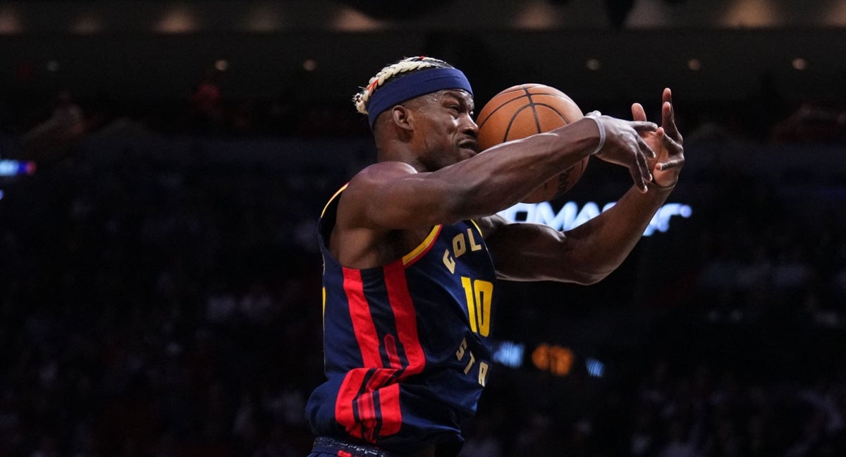 Jimmy Butler no consigue capturar el balón ante los Heat.