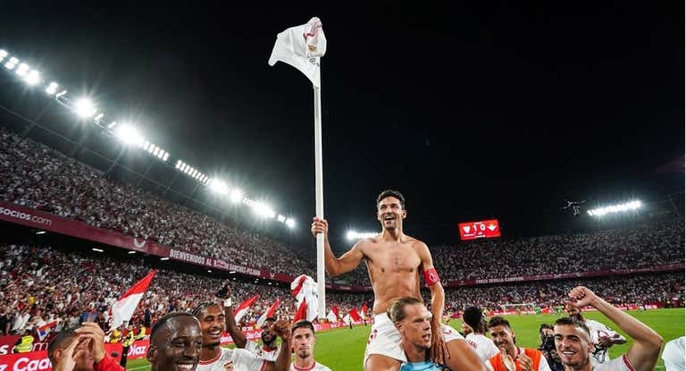 Jesús Navas celebra la victoria en su último derbi.