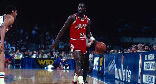 La locura por Michael Jordan no tiene fin: 4,2 millones de dólares por la única camiseta certificada de su año de novato