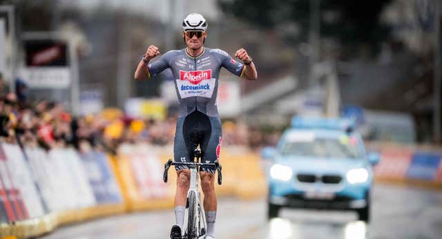 Van der Poel manda un mensaje a Pogacar con su aplastante victoria en la E3 Saxo Classic