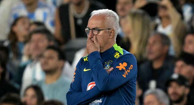Brasil continúa en su crisis sin fin, destituye a Dorival Júnior y Ancelotti sigue ahí