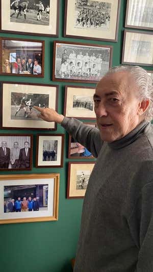Suso, junto a una foto en la que sale jugando contra Cruyff.