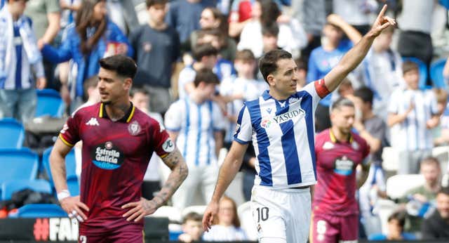 Oyarzabal y Sergio Gómez fulminan al Valladolid