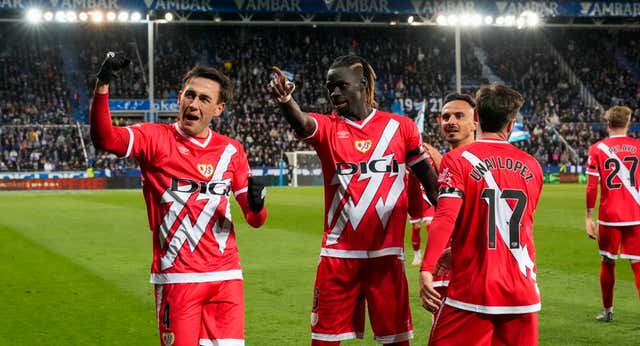 El Rayo tumba al Alavés y confirma que batalla por Europa