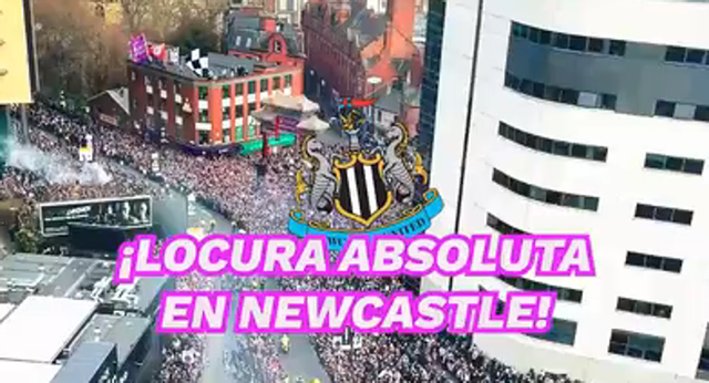 El Newcastle celebra la Carabao Cup conquistada ante el Liverpool