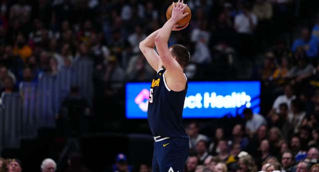‘Larry Bird’ Jokic se inventa una última fantasía para intentar retener la corona como MVP de la NBA