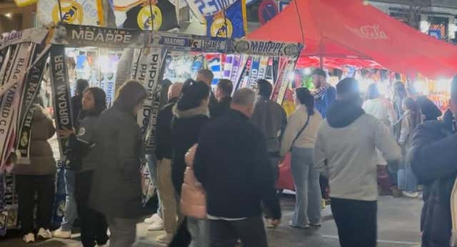 Se acabó la travesía por el desierto para los puestos del Santiago Bernabéu: ya hay camisetas y bufandas en la calle Rafael Salgado