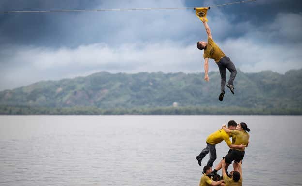 Aratz coge el banderín después de un salto espectacular en una prueba de inmunidad. CEDIDA