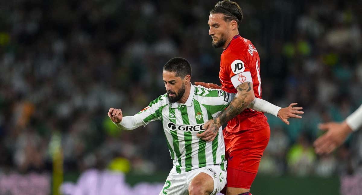 Isco protege el balón ante Gudelj.