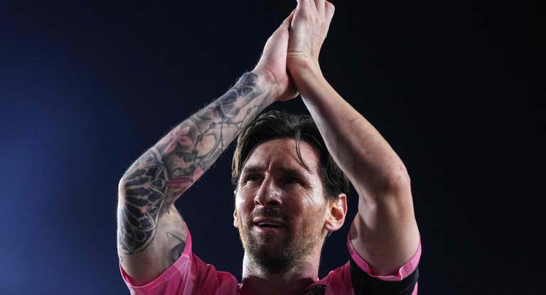 Lionel Messi saluda a los aficionados del Inter Miami tras ganar a Philadelphia Union.