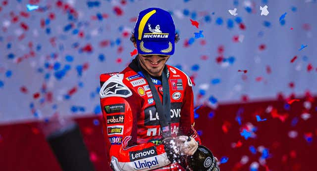 Pecco Bagnaia aprovecha el primer error de la temporada de Marc Márquez… y Álex Márquez se convierte en nuevo líder del mundial