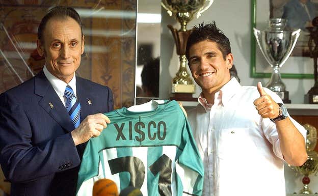 Xisco Muñoz, el día de su firma con el Betis, junto a Lopera.  ARCHIVO