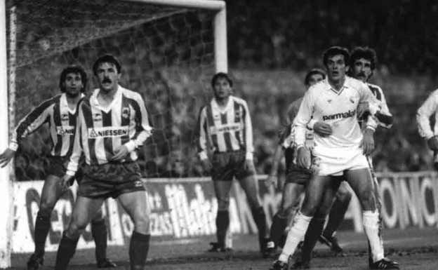 Larrañaga, en primera línea, con López Rekarte, Uria y Arconada por detrás, en una imagen del 0-4 en el Bernabéu.  DV