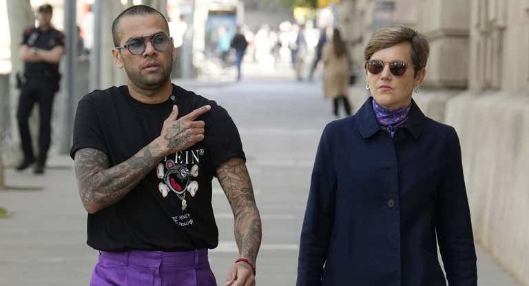 Dani Alves y su abogada hace unos meses.