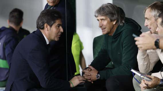 Ángel Haro junto a Manuel Pellegrini antes del derbi./EFE