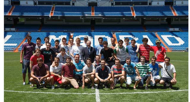 Cómo la cuadrilla de 31 amigos de Illarramendi se plantó en su presentación con el Real Madrid y le cantaron a Florentino: ‘Osaba (tío) Floren… lalala’