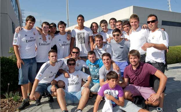 La comitiva mutrikuarra posa junto a Varane.  Relevo