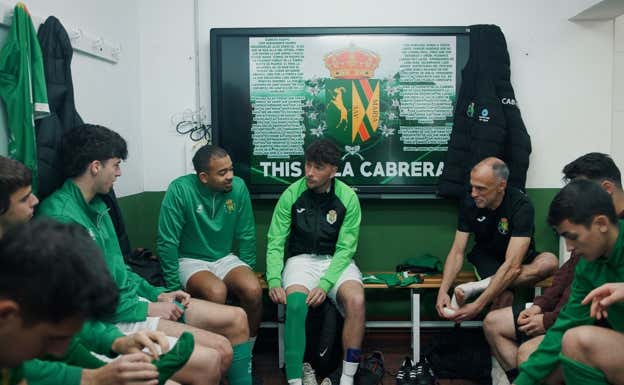 Osvaldo y su equipo en el vestuario. RELEVO