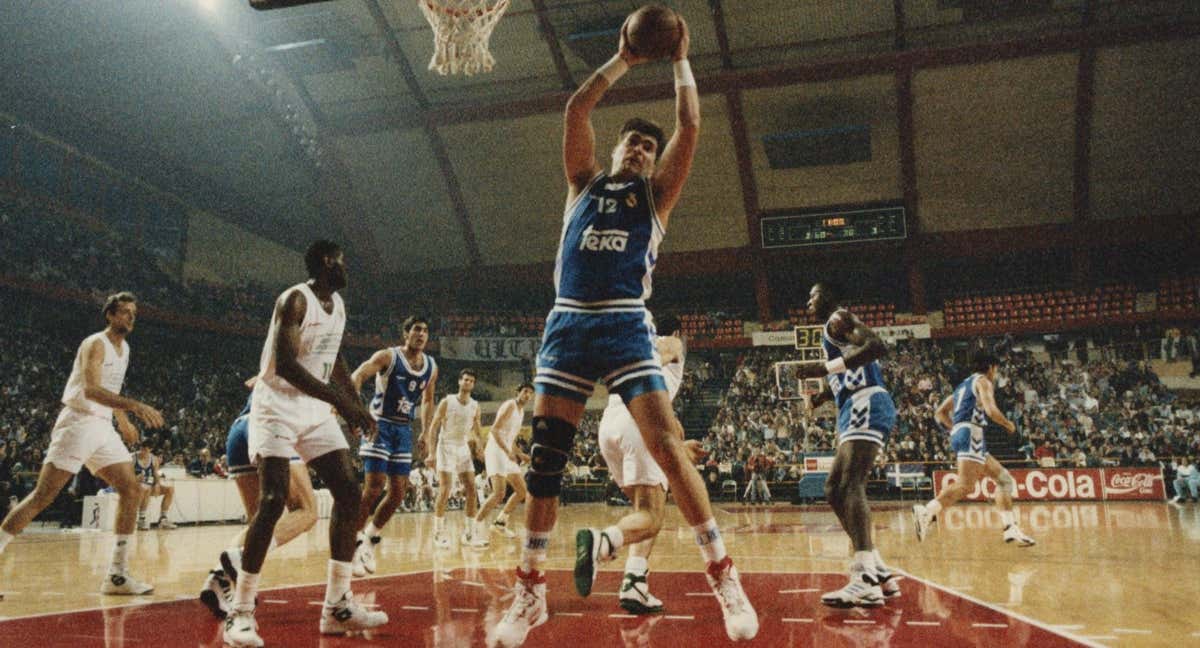 Arvydas Sabonis captura un rebote.