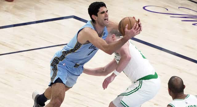 Los campeones Celtics dibujan la nueva realidad de Santi Aldama (21+8): “Tenemos que acostumbrarnos”