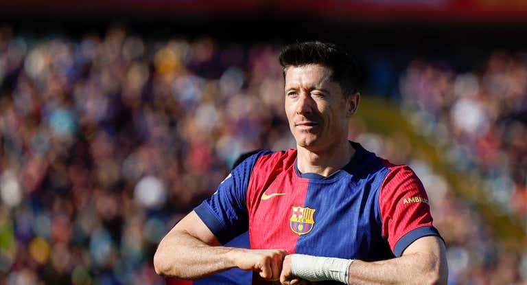 Robert Lewandowski celebra un gol con el Barcelona.