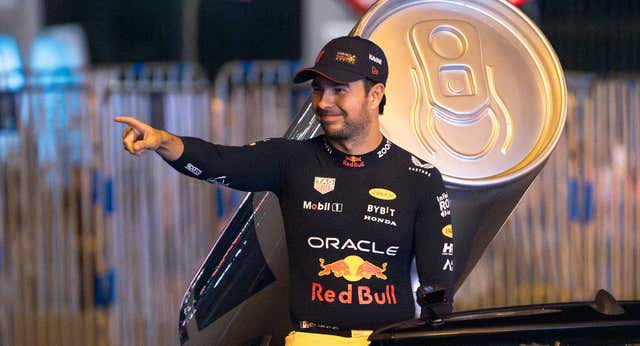 Checo Pérez reabre la puerta a la Fórmula 1 con una vuelta sujeta a sus condiciones… y con la tormenta de Red Bull de fondo