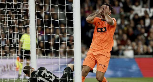 Tensión, vídeos motivacionales y dispositivos de seguridad en Mestalla… pero un día más en el Santiago Bernabéu