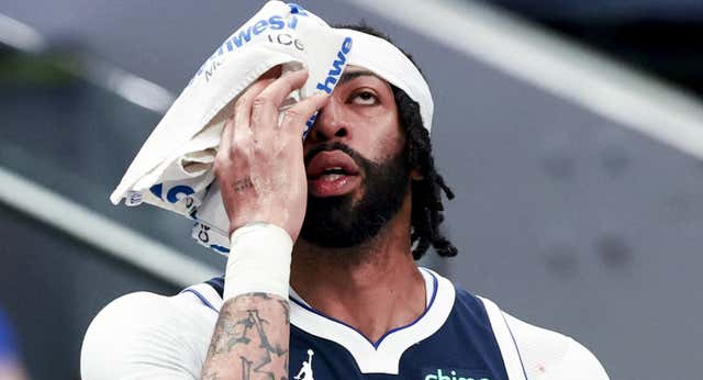 Los Mavericks ‘postDoncic’ se topan con una alegría ‘ciega’: Anthony Davis les aferra al playin con una canasta ganadora… tuerto