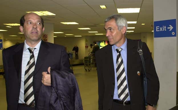 Manuel Llorente y Héctor Cúper, en un viaje del Valencia.  AGENCIAS