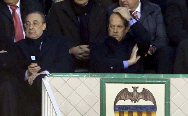 Florentino Pérez y Manuel Llorente, en un Valencia-Real Madrid en Mestalla.  AGENCIAS