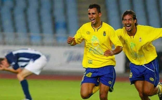 Marcos Márquez celebra junto a Nauzet Alemán el gol en Anoeta frente al Sanse.  EFE