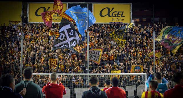 Aficionados del Sant Andreu protestan por el trato de Mossos y la seguridad en el derbi: «Nos golpearon, nos trataron como delincuentes»