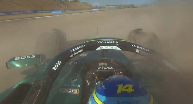 Fernando Alonso comete otro error en unos Libres salpicados por cuatro banderas rojas