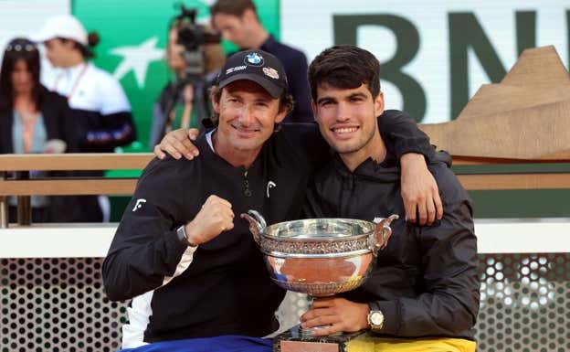 Juan Carlos Ferrero y Carlos Alcaraz, en Roland Garros 2024.  EFE/EPA/TERESA SUAREZ