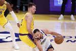 Stephen Curry manda un aviso a los Lakers para los playoff delante de Pau Gasol y David Beckham