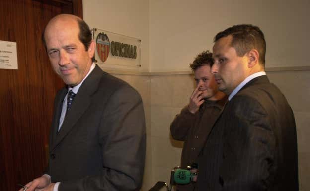 Manuel Llorente, expresidente y director general del Valencia, en las oficinas del club.  AGENCIAS