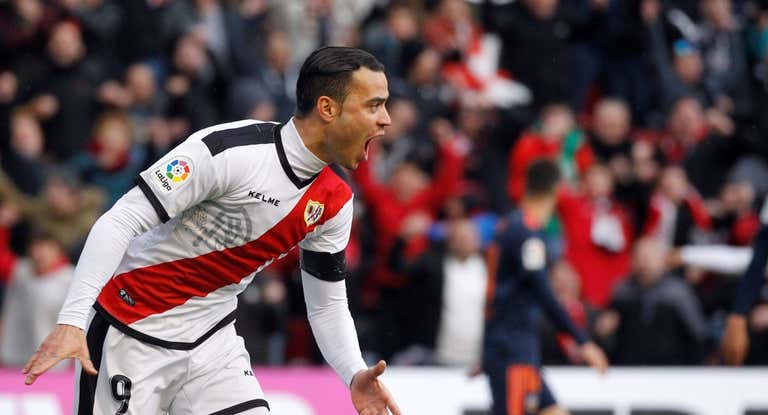 Raúl de Tomás celebra un gol con el Rayo hace seis años.