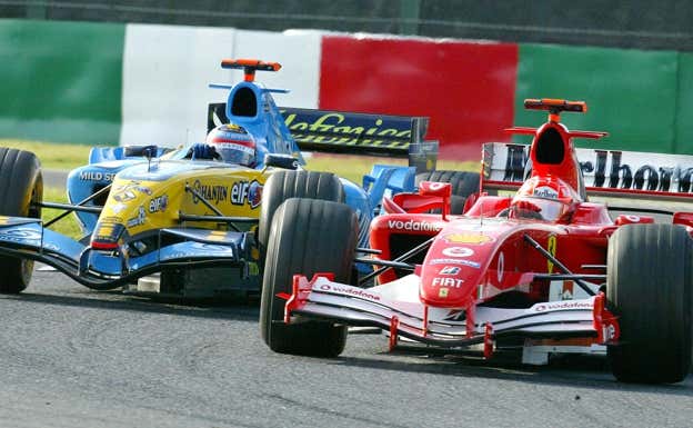 Alonso y Schumacher, batiéndose el cobre en 2005. AFP