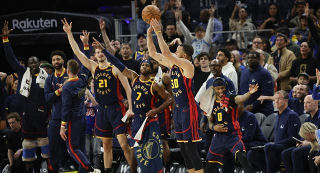 Un Stephen Curry en pleno frenesí anotador y un 20-2 que sirve de aviso a sus rivales antes de los playoffs