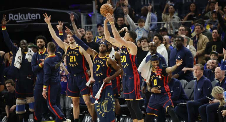 Stephen Curry lanza de tres en el partido ante los Nuggets.